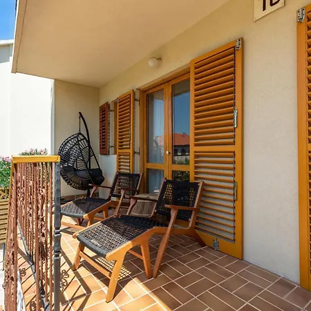 Helena 100 M From Sea Apartman Stari Grad